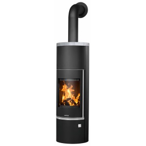 Poêle à bois noir Justus Faro Aqua 2.0 (8,5 kW) avec feu de bois dans le foyer.