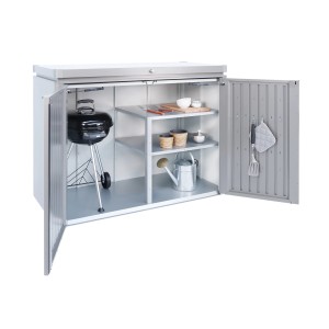 Coffre de jardin ouvert Biohort HighBoard 160 en gris quartz métallisé avec barbecue, étagères et accessoires de jardin.