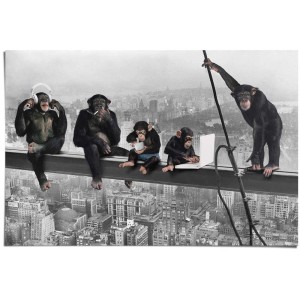 Maxiposter The Chimp : Affiche en noir et blanc de cinq chimpanzés sur une poutre en acier devant une ville.
