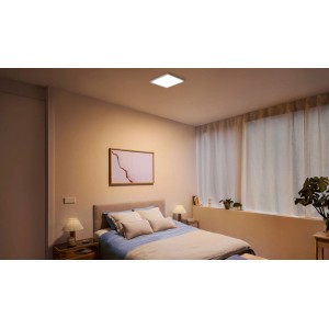 Plafonnier LED Philips Valen AIO WGD blanc carré au plafond d'une chambre, diffusant une lumière chaude.