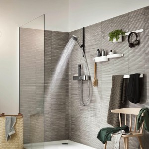 Soffione doccia Hansgrohe Pulsify Select S 105 cromato con 3 getti in area doccia.