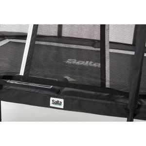 Dettaglio del trampolino Salta Premium nero (214x153 cm) con rete di sicurezza e protezione bordo.