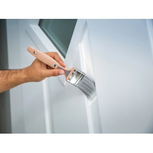 Lavori di verniciatura con pennello piatto LUX 40 mm. Pennello con manico in legno e setole sintetiche in uso.