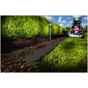 Bordures de gazon anthracite utilisées pour délimiter les parterres et les pelouses, posées dans le jardin avec une tondeuse à gazon en arrière-plan.