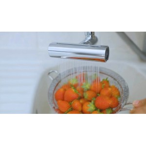 Attacco rubinetto cromato Starlyf 4in1 con fragole sotto l'acqua corrente.