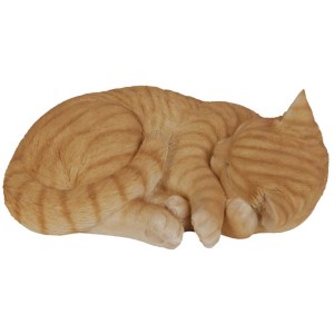 Schlafende, rotbraune Katze als Gartendeko von Vivid Arts. Detailreiche Tierfigur für Haus und Garten.