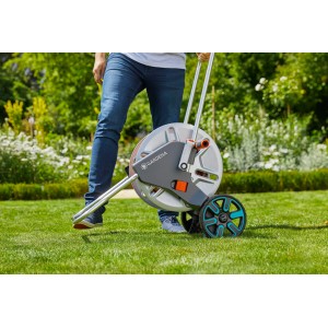 Gardena AquaRoll M Easy Metal Set carrello avvolgitubo con tubo e accessori.