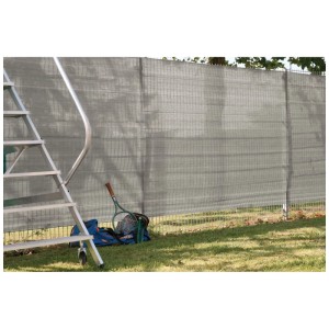 Brise-vue PE beige-anthracite 150x500 cm sur clôture, avec échelle et équipement de tennis.