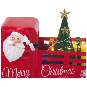 Voiture décorative rouge en métal avec Père Noël, sapin de Noël illuminé et cadeaux. Décoration de Noël.