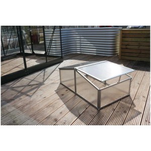 Vitavia Gaia XS serra da balcone con finestra apribile, telaio in alluminio e pannelli in policarbonato.