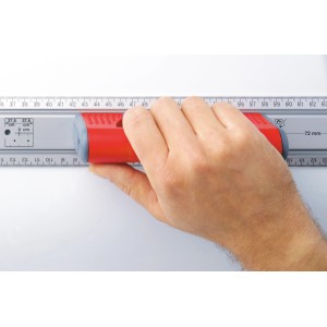 Règle à découper et à marquer LUX Comfort 100 cm avec poignée en cours d'utilisation.