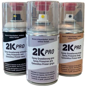 Tre bombolette di primer epossidico 2K-Pro in nero, grigio e beige.