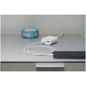 Chargeur USB blanc avec câble (3,5 A) chargeant un smartphone.
