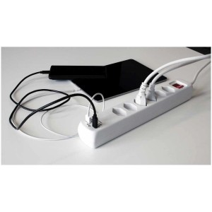 Weisse Steffen Steckdosenleiste Power Easy mit 6 T13-Steckdosen, USB-A und USB-C Anschlüssen.