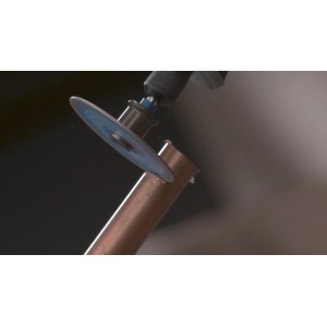 Disco da taglio Dremel Premium per metallo taglia un tubo di rame. Accessorio EZ SpeedClic per minitrapani, taglio preciso.