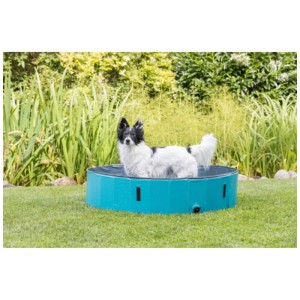 Trixie Hundepool, petrolblau, Ø 120 cm, mit Hund im Garten. Ideal zur Abkühlung an heißen Tagen.