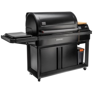 Grill a pellet Traeger Timberline XL nero con dettagli in acciaio inox e ripiani.