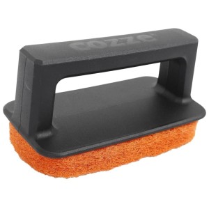 Spugna abrasiva Cozze Plancha con manico nero per la pulizia di piastre grill.