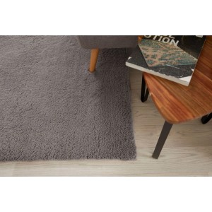 Tappeto a pelo lungo Elvas grigio scuro, 80x150 cm, in morbido poliestere, sotto divano e tavolino.