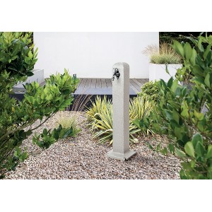 Arves fontana da giardino effetto granito con rubinetto cromato.