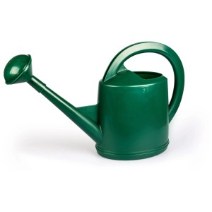 Arrosoir en plastique vert avec une capacité de 7 l et une pomme amovible.