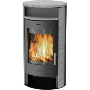 Schwarzer Kaminofen Java mit Specksteinverkleidung und brennendem Feuer im Sichtfenster.