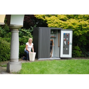 Armadio da giardino Biohort taglia 150, grigio scuro metallizzato, con porta aperta e accessori.