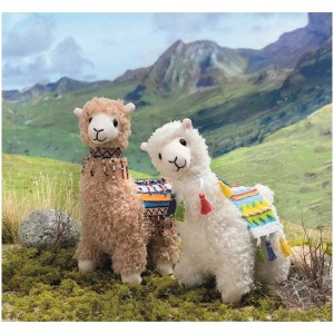 Zwei Kuscheltier-Lamas zum Selberstopfen in Braun und Weiß vor Bergkulisse.