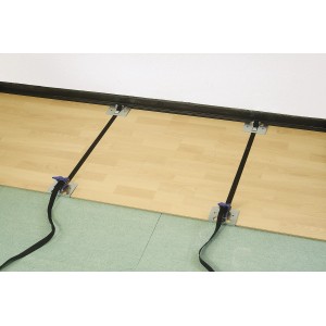 Kit de pose de parquet LUX Comfort en utilisation : Parquet fixé avec sangle de tension et cliquet.