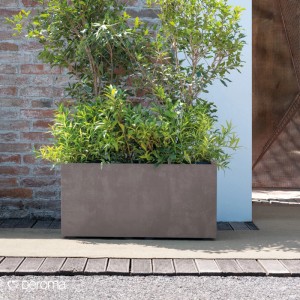 Rechteckiger Pflanzkasten Millennium 79 cm in Sandstone-Optik mit grünen Pflanzen auf Terrasse.