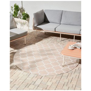 Runder Outdoor-Teppich, beige-weiss mit marokkanischem Muster, auf Terrasse mit Gartenmöbeln.