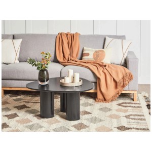 Table basse noire Beliani Dacoma en MDF, triangulaire, dans un salon.