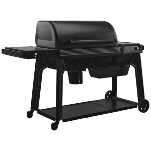 Barbecue à pellets Traeger Woodridge Pro en acier noir avec étagères et base.