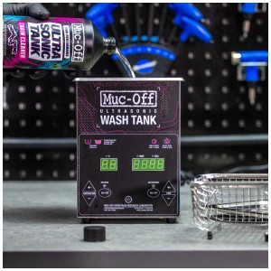 Muc-Off Ultrasonic Tank Cleaner 1 l wird in den Ultraschallreiniger gegossen.
