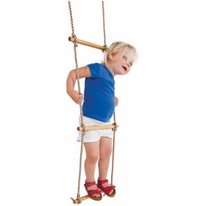 Enfant grimpant à une échelle de corde avec des barreaux en bois pour toboggans et balançoires.