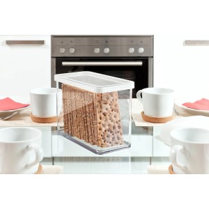 Contenitore rettangolare trasparente Rotho Loft Premium (2,1 l) con pane croccante su un tavolo.