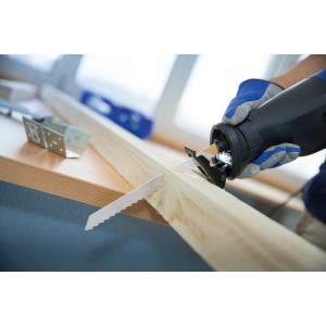 Lame de scie sabre LUX en utilisation : Coupe grossière du bois avec la scie. Lot de 2, 228 mm.
