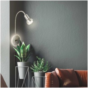 Applique murale LED Briloner, nickel mat, avec rétroéclairage et spot, montée sur un mur gris.