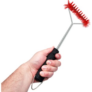 Mano che tiene la spazzola per griglia Char-Broil Cool Clean 360° con setole rosse.