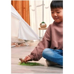 Enfant jouant avec la figurine de capybara Schleich Wild Life. Jouet détaillé pour enfants.