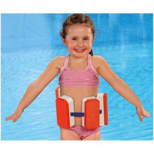 Bambina con ausilio al galleggiamento Bema (15-30 kg) in piscina. Ausilio con 4 galleggianti e cinturino in nylon.