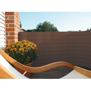 Telo ombreggiante in PVC color noce (90x300cm) su balcone, con pianta e sedia a sdraio.