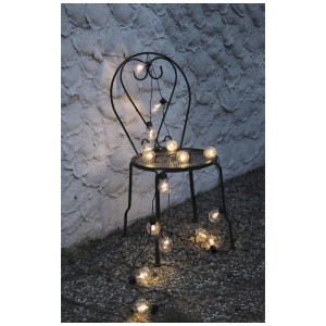 Guirlande lumineuse LED Star Trading Partaj avec 16 LED blanc chaud sur une chaise de jardin.