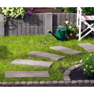 Soglia da giardino effetto legno anticato (60 cm) come lastre di camminamento in giardino.