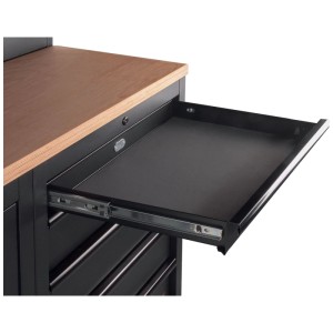 Gros plan : Armoire à outils Kraftwerk Mobilio noire avec tiroir ouvert. Établi avec 5 tiroirs.