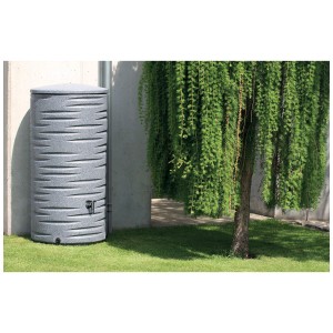 Arves Freze serbatoio acqua piovana, 410 l, in argento con rubinetto, accanto a un muro di casa in giardino.