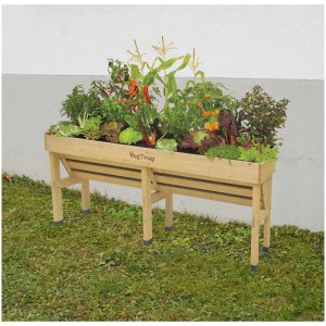 VegTrug Wall Hugger Medium fioriera in legno, piantata con verdure ed erbe aromatiche.