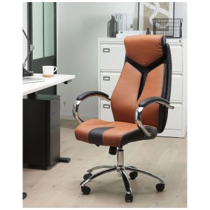Sedia da ufficio Beliani Formula in similpelle marrone con struttura cromata e braccioli.