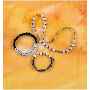 Perline alfabeto in plastica colorata utilizzate per braccialetti e una collana.