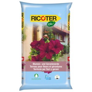 Sac de terreau pour fleurs et géraniums Ricoter 5 l avec géraniums en fleurs. Terreau sans tourbe.